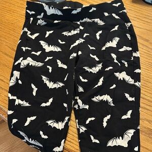 Torrid size 0 leggings! Halloween leggings with bats on them!a